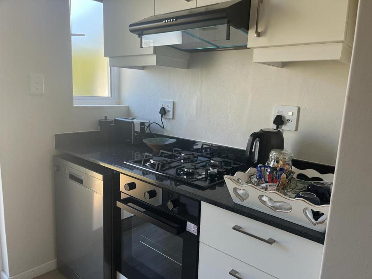 66 On Monzali 4 Star Luxury Guesthouse Хилтън Екстериор снимка